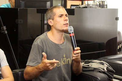 Participante do público faz perguntas durante o debate