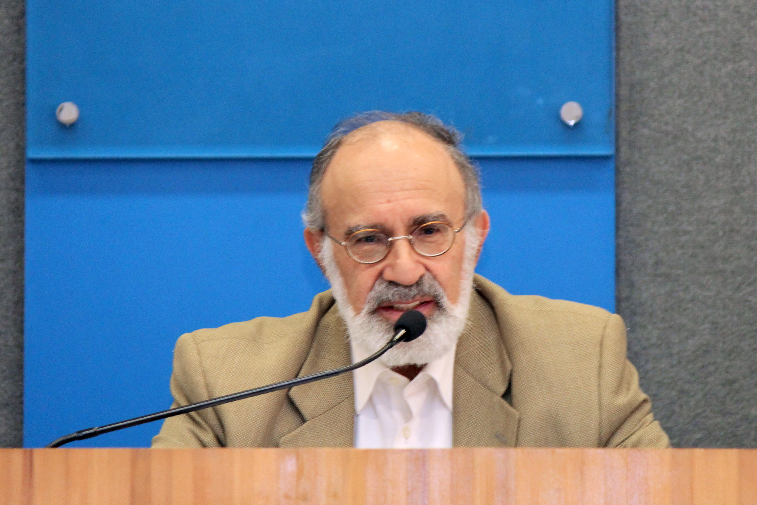Guilherme Ary plonski abre o evento e apresenta os expositores