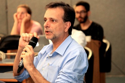 Participante do público faz perguntas aos expositores