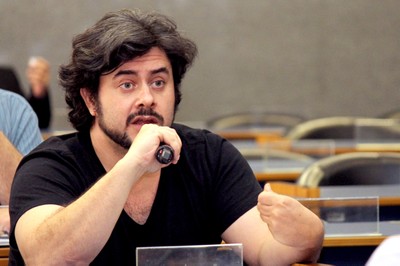 Participante do público faz perguntas aos expositores