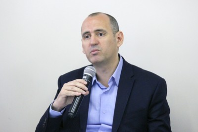 Mário Scheffer explica a dinâmica do debate