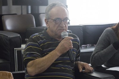 Participante do público faz perguntas durante o debate