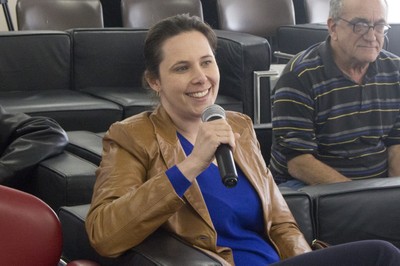 Participante do público faz perguntas durante o debate