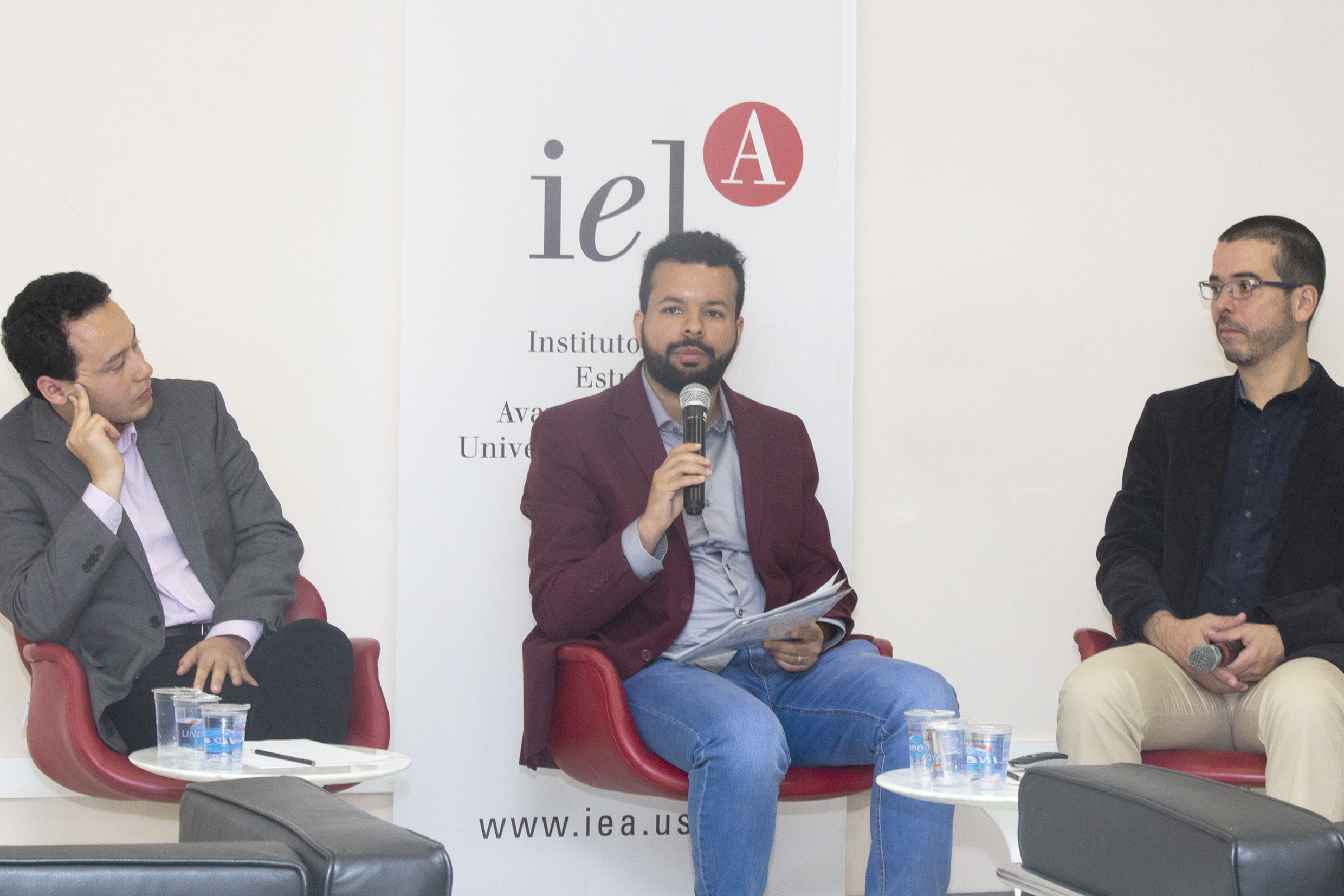 Leonardo Augusto Gomes abre o evento e apresenta os expositores