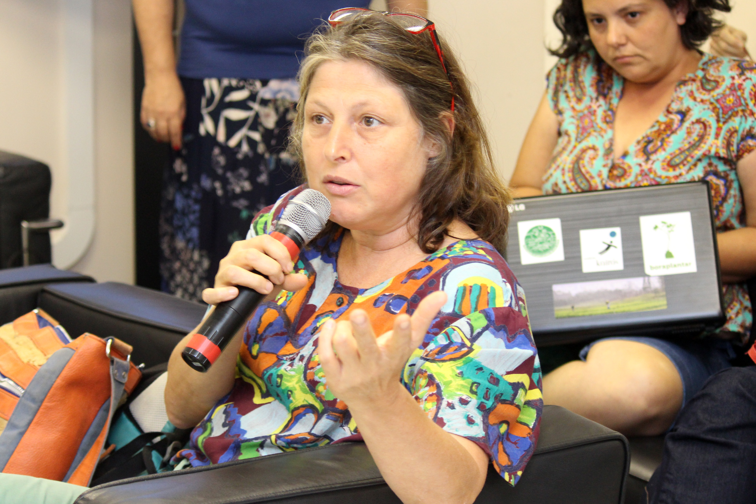 Thais Mauad fala durante o debate