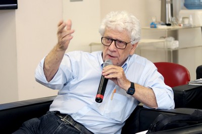 José da Rocha Carvalheiro faz perguntas à expositora