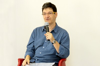 Mario Sergio Salerno  abre o evento e apresenta a expositora