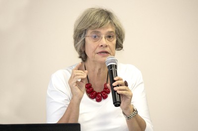 Vera Soares abre o evento e apresenta as expositoras