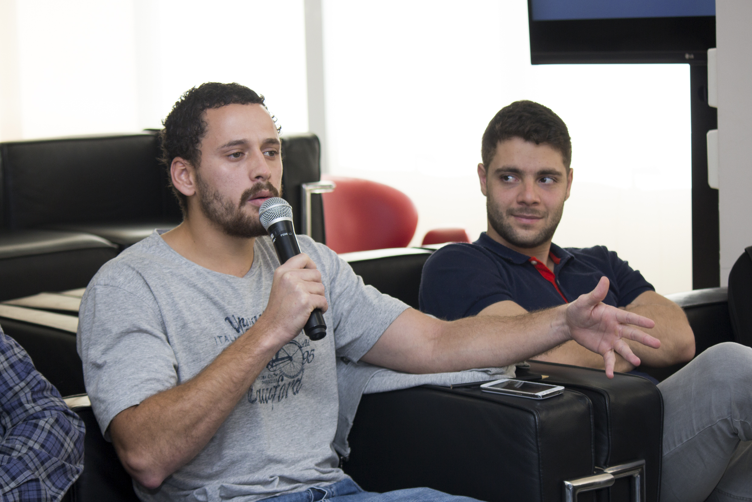 Participante do público faz perguntas durante o debate