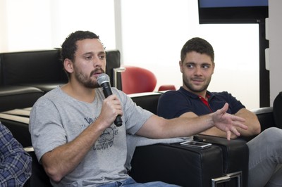Participante do público faz perguntas durante o debate