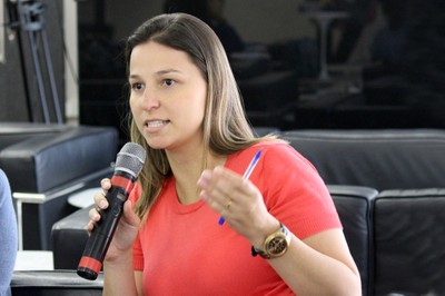 Participante do público faz perguntas ao expositor