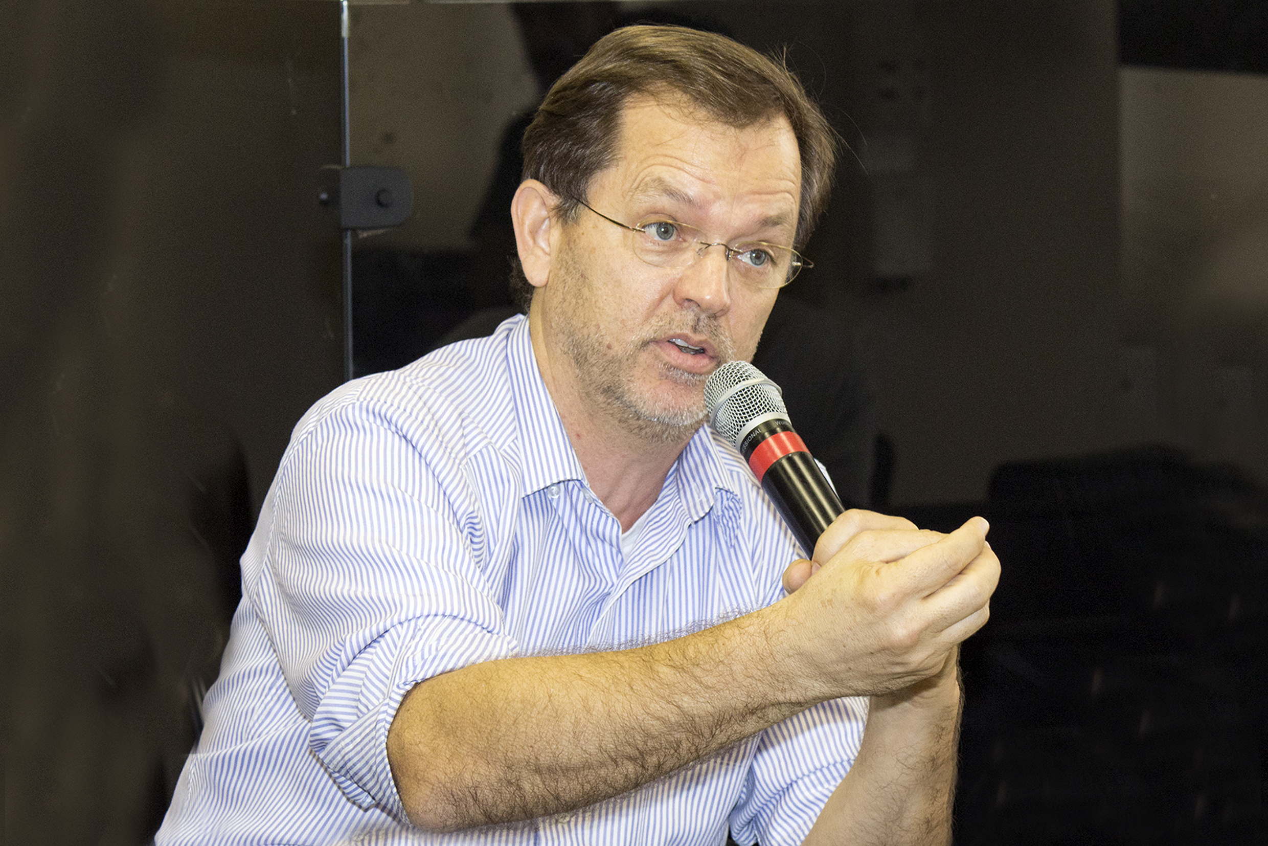 Warwick Manfrinato fala durante o debate