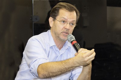 Warwick Manfrinato fala durante o debate