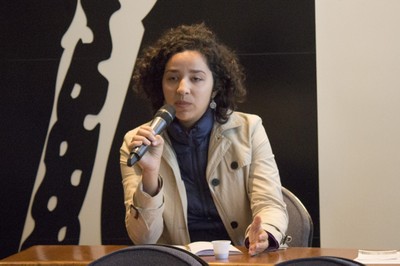 Kena Chaves faz perguntas aos expositores