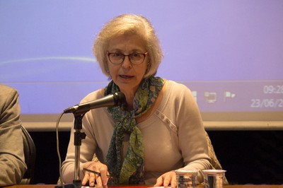 Neli Aparecida de Mello-Théry abre o evento e apresenta os expositores