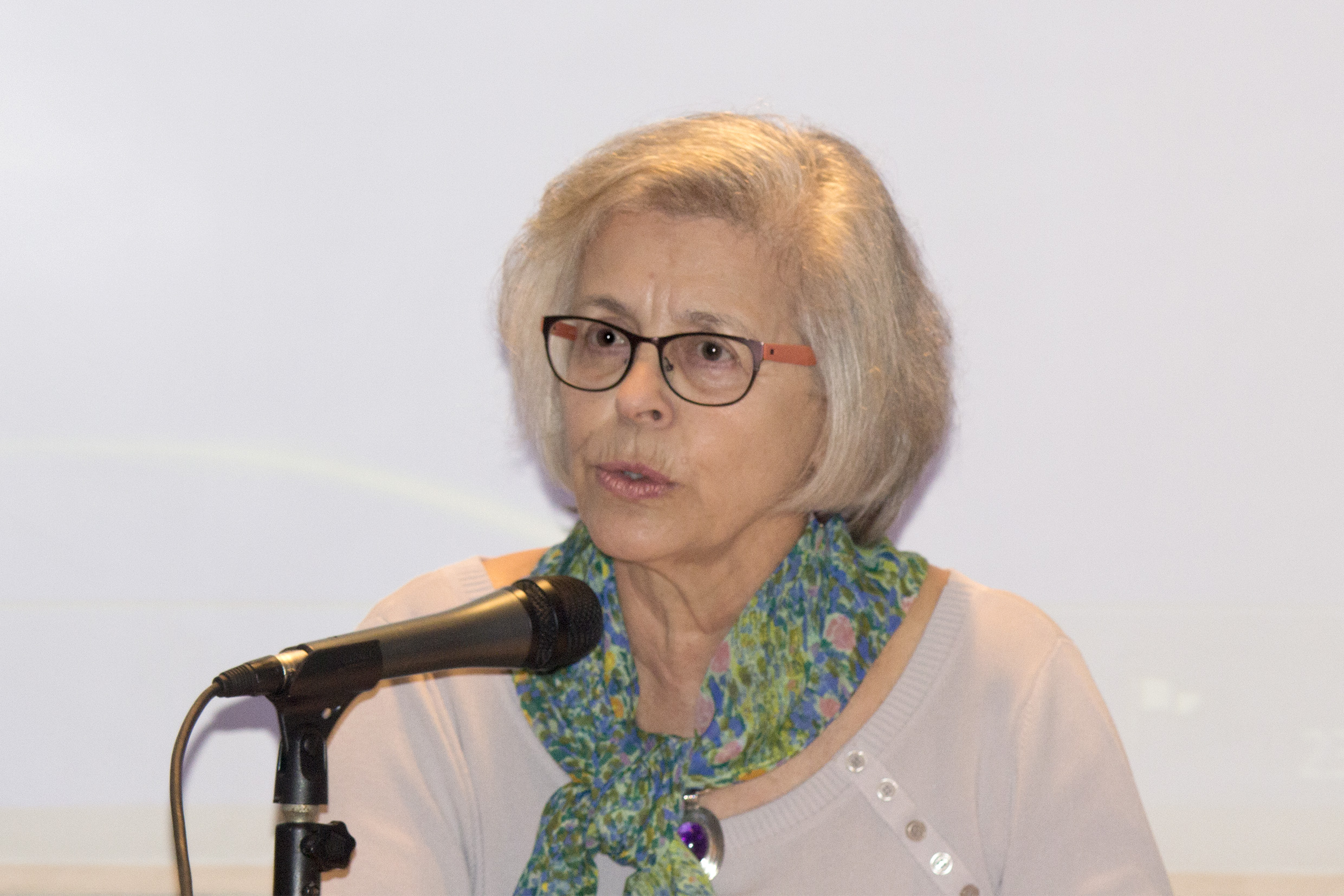 Neli Aparecida de Mello-Théry encerra o evento e agradece a participação de todos