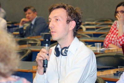 Participante do público faz perguntas durante o debate