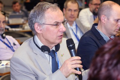 Participante do público faz perguntas durante o debate