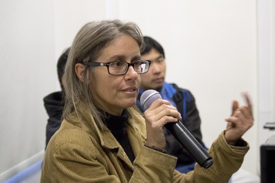 participante do público faz perguntas aos expositores