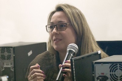 Participante do público faz perguntas aos expositores