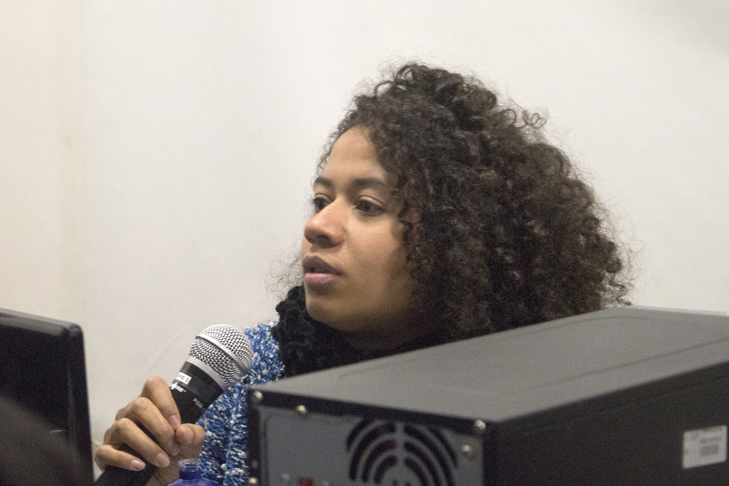 Participante do público faz perguntas aos expositores