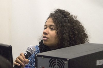 Participante do público faz perguntas aos expositores