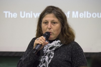 Thais Mauad abre o evento e explica a dinâmica das apresentações
