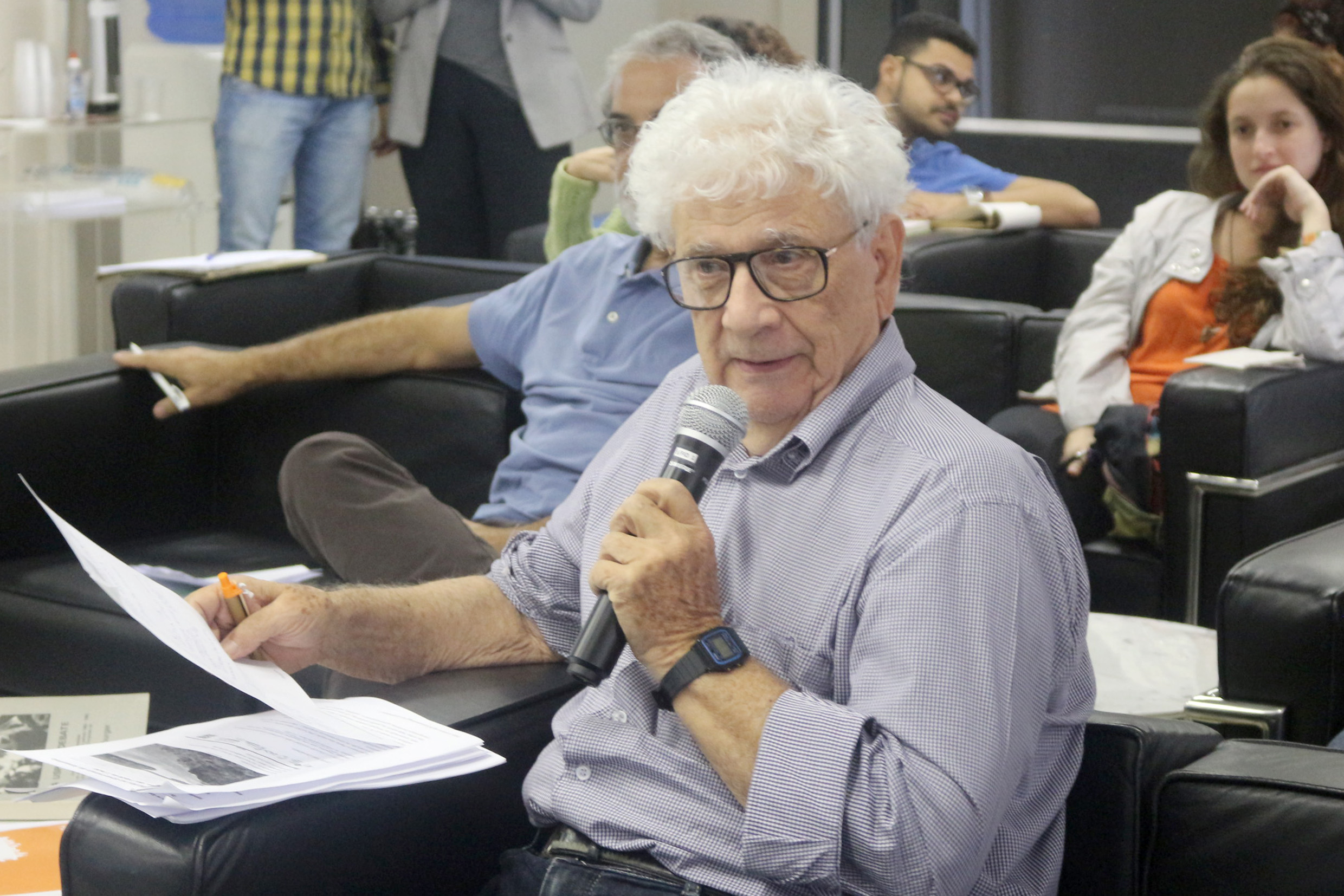 José da Rocha Carvalheiro faz perguntas aos expositores