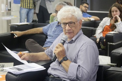 José da Rocha Carvalheiro faz perguntas aos expositores