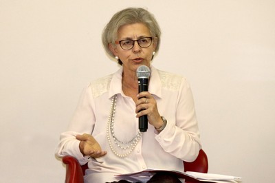 Neli Aparecida de Mello-Théry abre o evento e apresenta os expositores