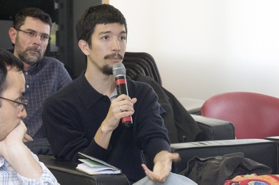 Danilo Pereira Sato faz perguntas aos expositores durante o debate