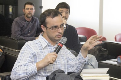 Diego Pereira de Menezes faz perguntas ao expositor
