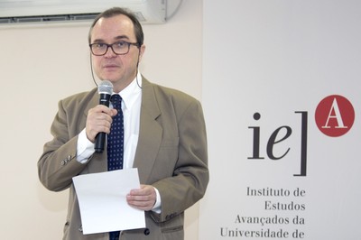 Julio Romano Meneghini abre o evento e explica a dinâmica dos trabalhos