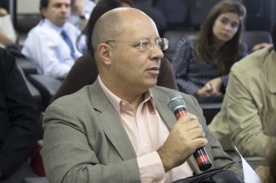 Participante do público faz perguntas aos expositores