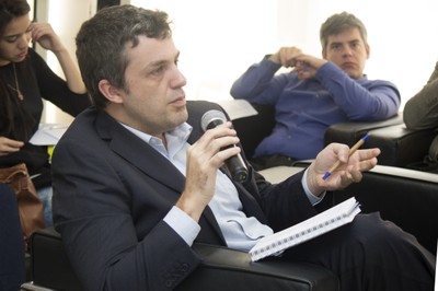 Participante do público faz perguntas durante o debate