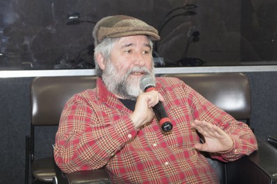 Participante do público faz perguntas durante o debate