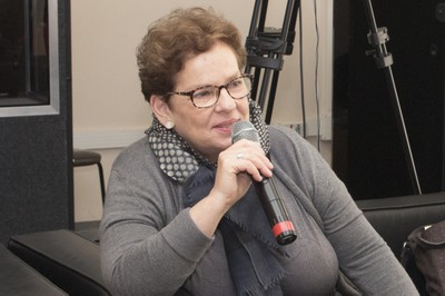 Evelyn Levy faz perguntas ao expositor