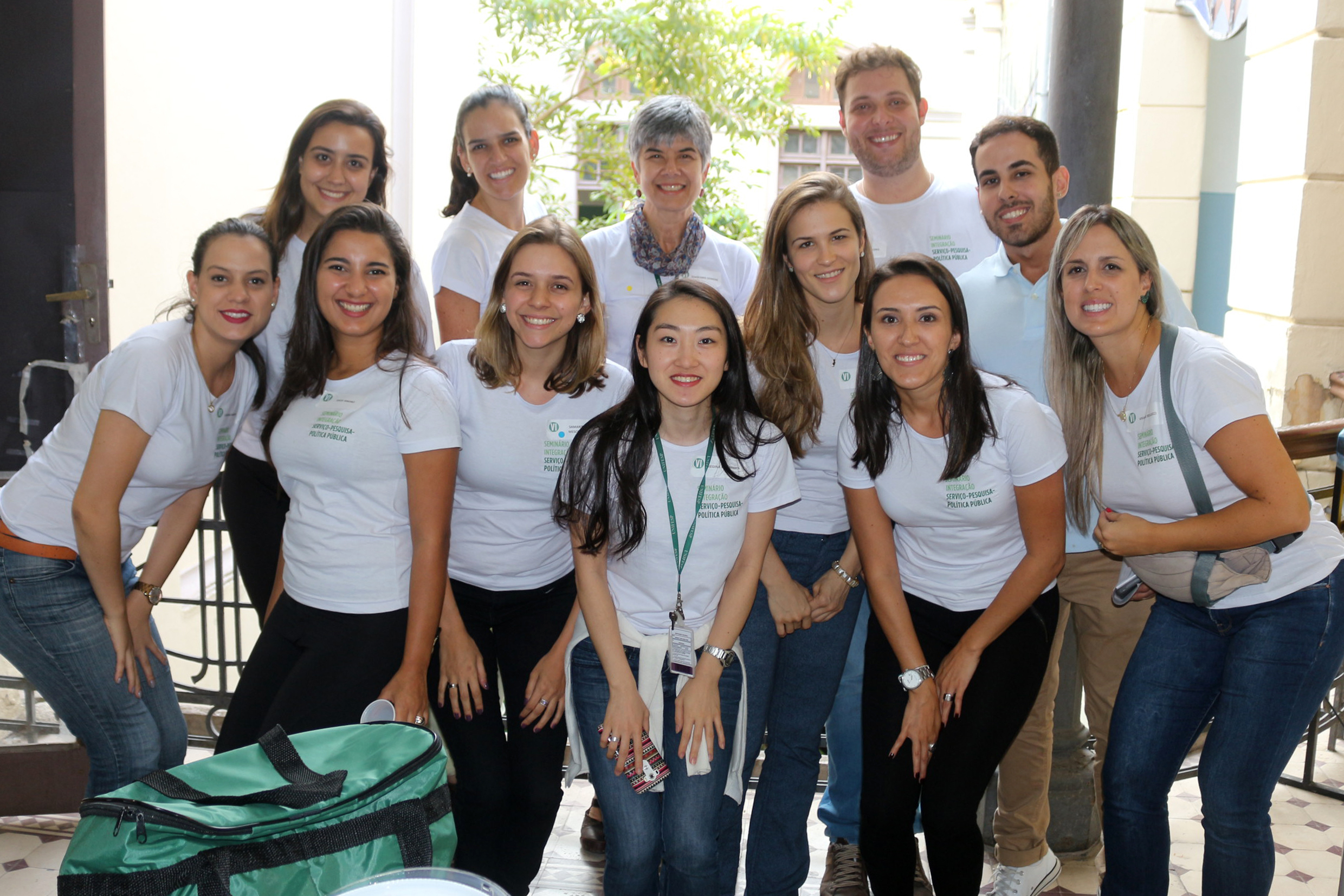 Semíramis Martins Álvares Domene com a equipe de organização do evento
