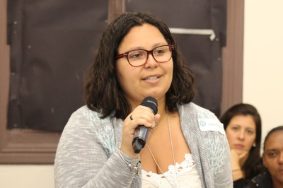 Participante do publico faz perguntas aos expositores durante o debate