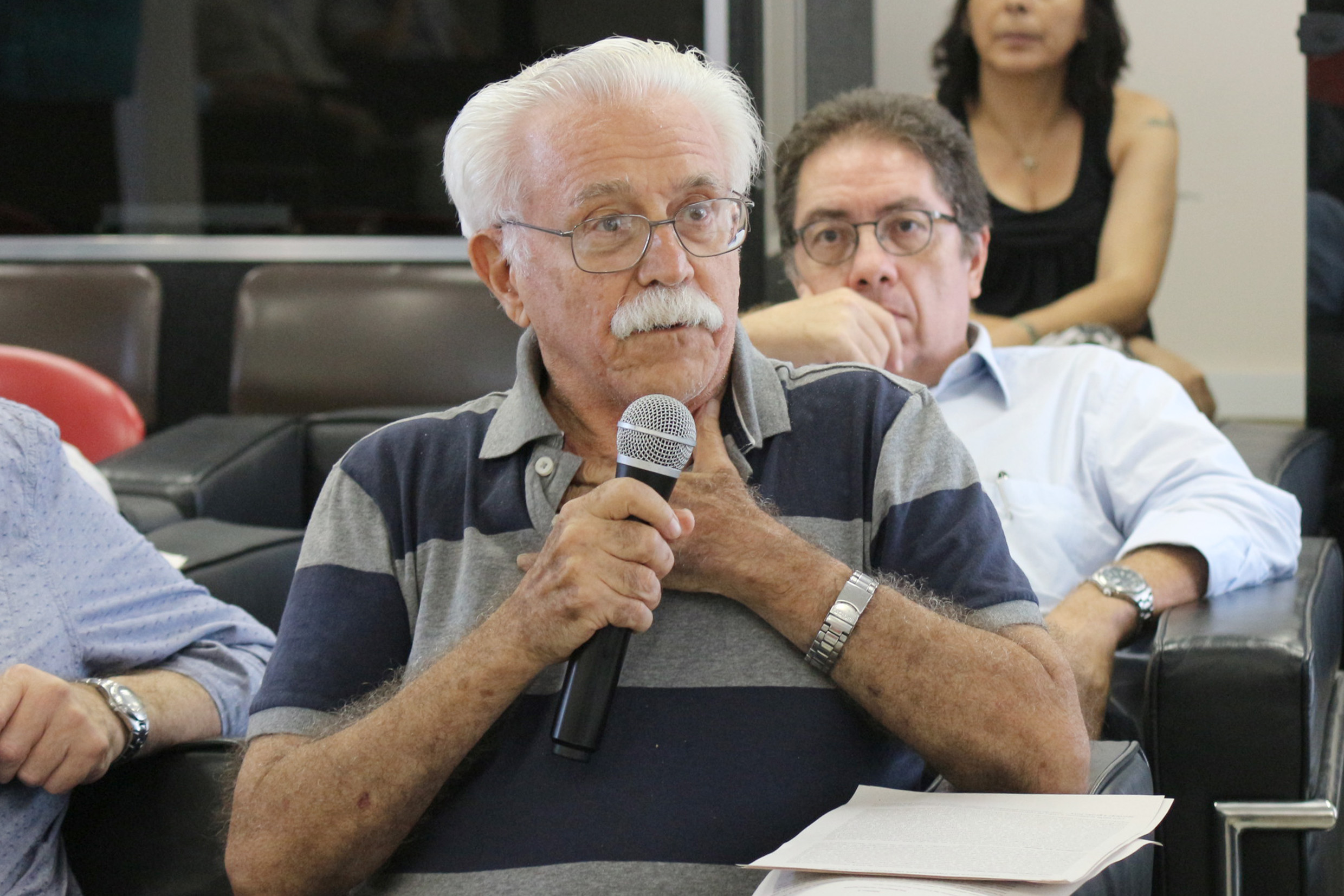 Carlos Alberto Barbosa Dantas faz perguntas aos expositores