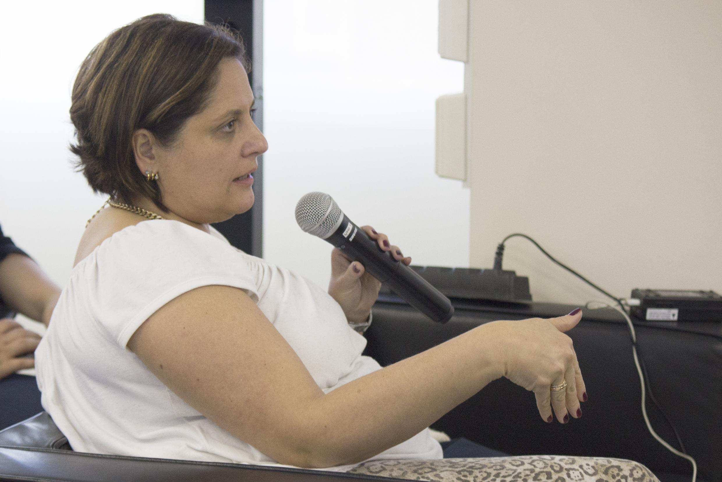 Participante do público faz pergunta durante o debate