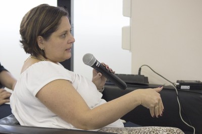 Participante do público faz pergunta durante o debate