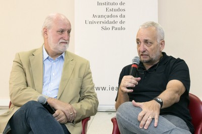 Paulo Saldiva abre o evento e explica ao candidato a dinâmica do debate