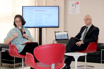 Ana Lúcia Pastore Schritzmeyer abre o evento e apresenta o expositor
