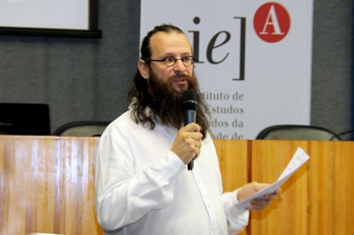 Alessandro Soares da Silva chama os participantes da primeira mesa - 24/10/2016