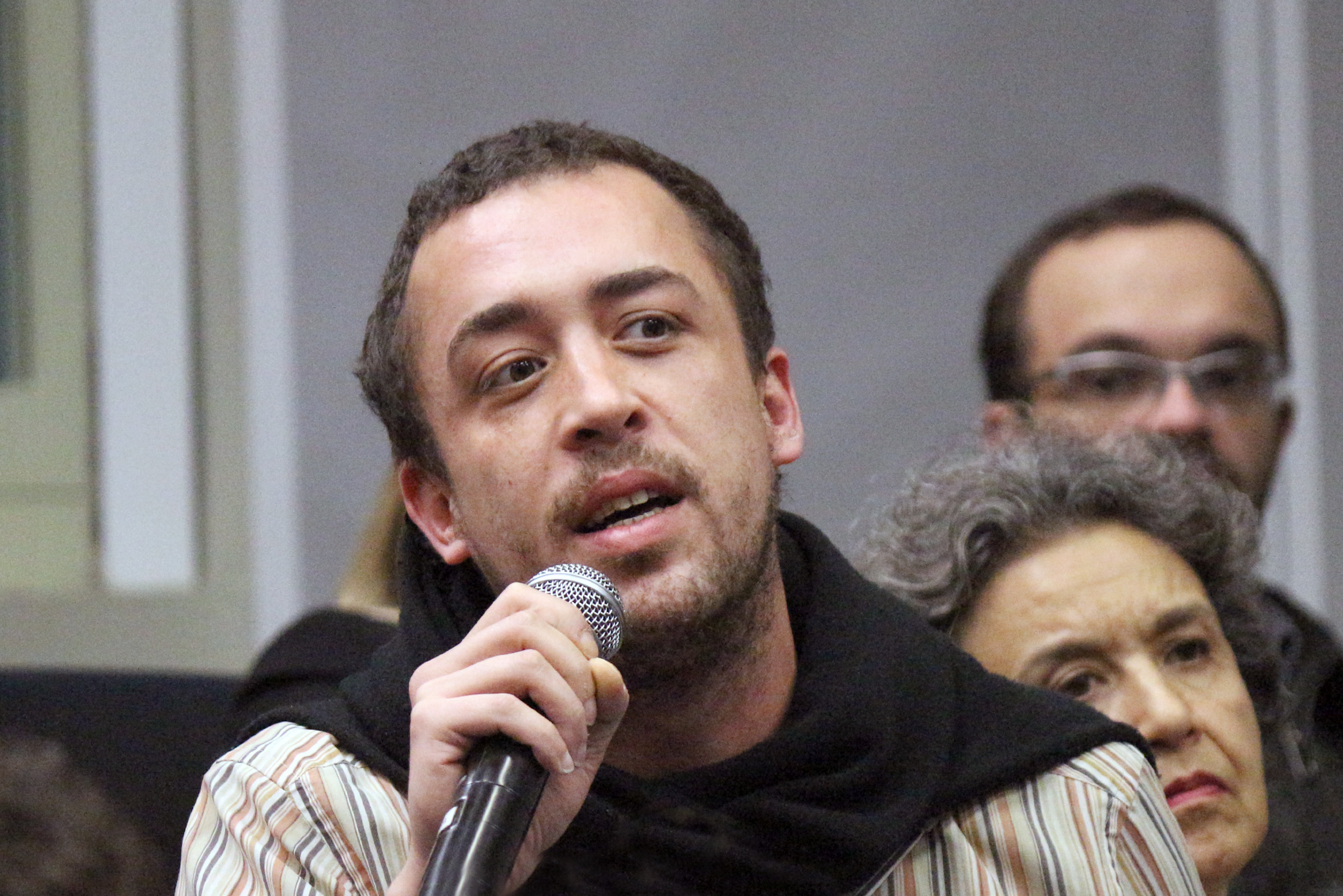 Participante do público faz perguntas durante o debate
