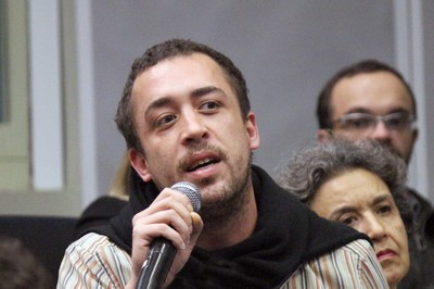 Participante do público faz perguntas durante o debate