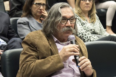 Sérgio Gomes fala durante o debate