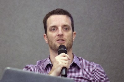 Herton Escobar faz perguntas durante o debate