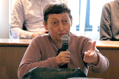 Dina Lida Kinoshita faz perguntas aos expositores